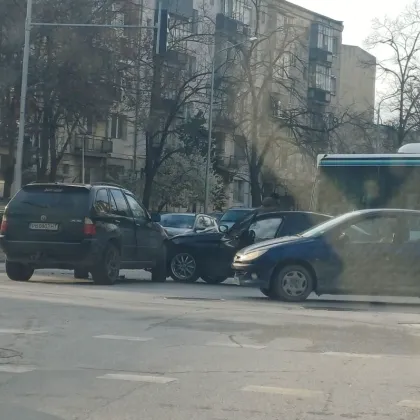 Две коли се блъснаха в Пловдив СНИМКА