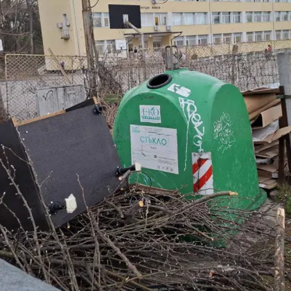 Жена алармира за влошена хигиена и натрупване на отпадъци в непосредствена