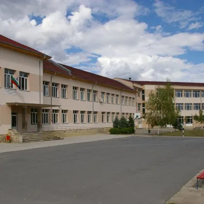 Учителката с предизборната агитация е секретар на РИК-Ловеч? От коя партия е?