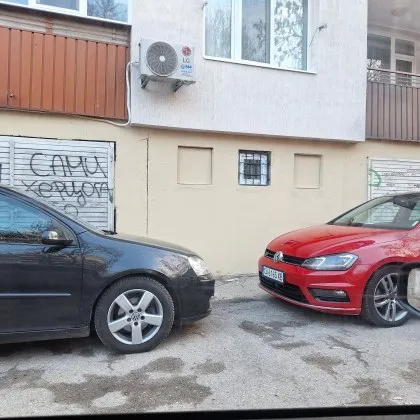 Урок по наглост: ученици паркират пред гаражи в Стрелбище, хората &ndash; заложници