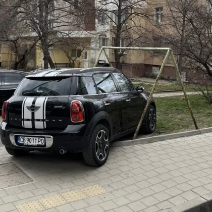 "Живеем в кенеф!": Мъж показа абсурдни паркирания в столичен квартал СНИМКИ