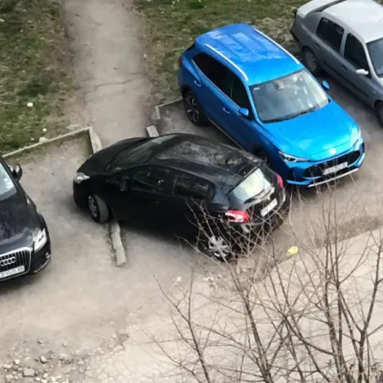 Абсурдно: Кола паркира до диагонал на пешеходна пътека СНИМКИ