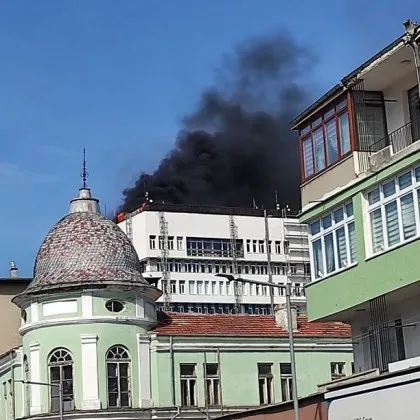 Евакуирани са всички от горящата сграда на общината в Разград