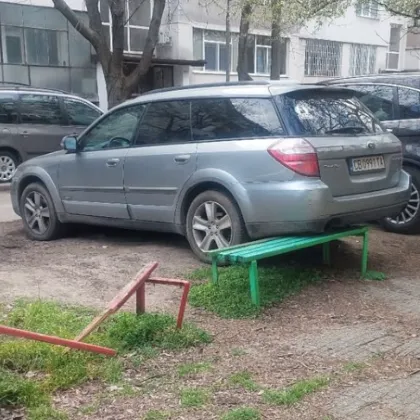 Интересно паркиране: Автомобил "седна" върху пейка в столичен квартал СНИМКА