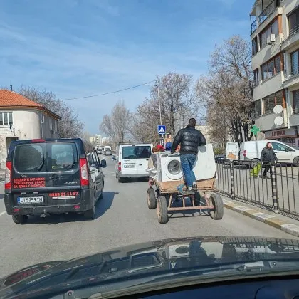 Каруца сред колите в Асеновград предизвика възмущение СНИМКА