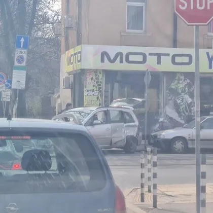 Меле в София, кола е помляна СНИМКИ