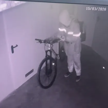 Нагъл крадец обикаля блокове в София, задигна велосипед СНИМКИ