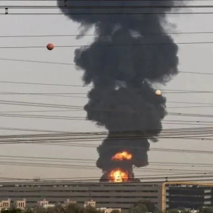 Ракетни отломки убиха двама в Абу Даби