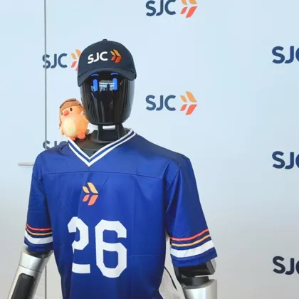 Робот говори на 50 езика и помага на пътници на летище в Калифорния