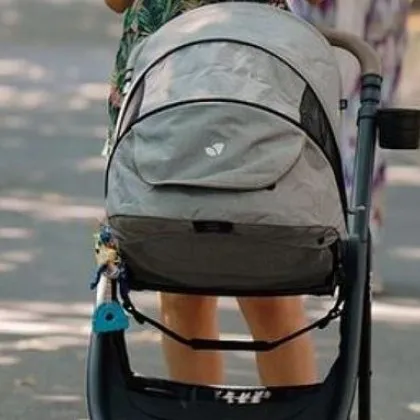 Тийнейджър подкара мотор на задна гума, едва не помете количка с бебе