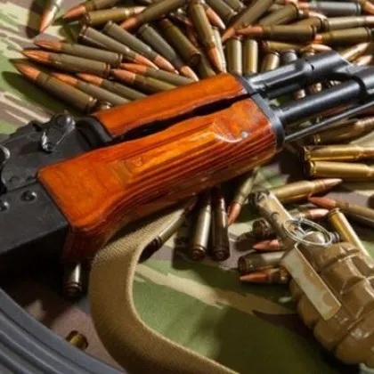 Въоръжени с калашници обраха банка, избягаха с кола