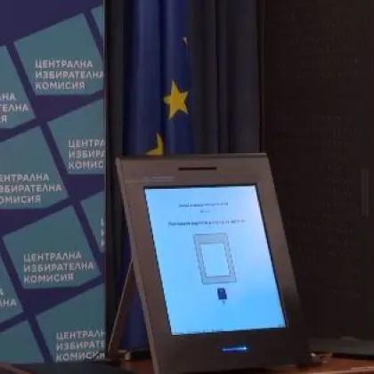 Заместник председателят и говорител на Централната избирателна комисия Росица Матева представя образците на