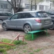 Интересно паркиране: Автомобил "седна" върху пейка в столичен квартал СНИМКА