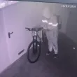 Нагъл крадец обикаля блокове в София, задигна велосипед СНИМКИ
