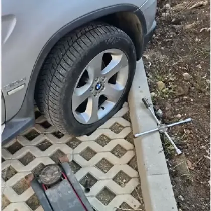 Нарязани гуми в &bdquo;Овча купел": Напрежението за паркоместа ескалира