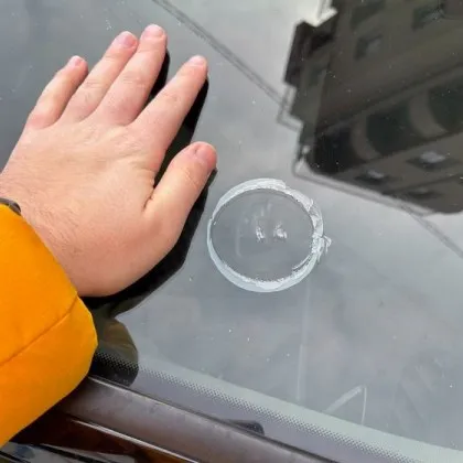 &bdquo;Не е случайно": Вандилизираха стъклото на джип, паркиран в София СНИМКИ