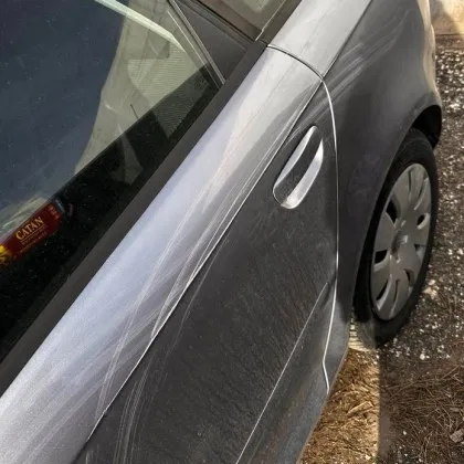 Шофьорка паркира колата си, откри я надрана СНИМКИ