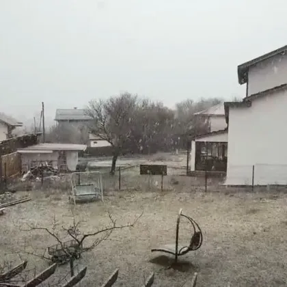 Сняг вали из България! Влекач закъса в ключов проход ВИДЕО