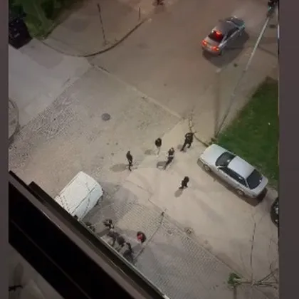 Стряскаща сцена в Пловдив: деца си блъскат главите в знак ВИДЕО