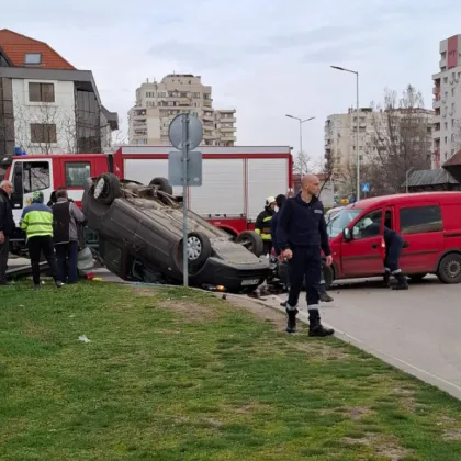 Тежък сблъсък в Монтана, кола е по таван СНИМКИ