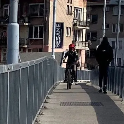 Перничанка: "Трябваше да взема дъщеря си на ръце, за да не я помете!"