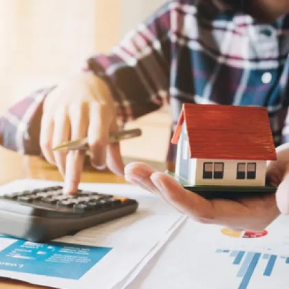 Вдигат лихвите по влоговете, потребителските кредити поевтиняват