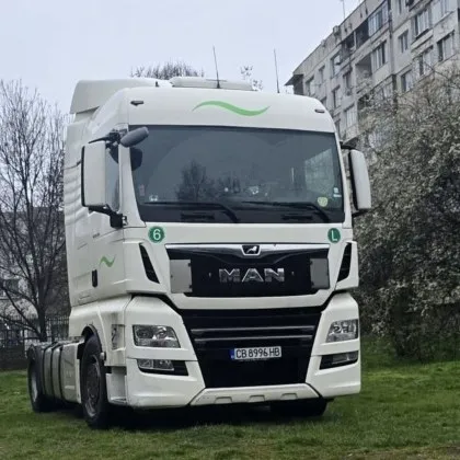 Влекач паркира в градинка - на метри от блок СНИМКА