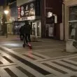 Редно ли е? Младеж с тротинетка подкара по пешеходна улица ВИДЕО
