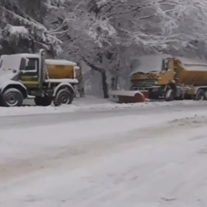 5 машини почистват и опесъчават пътя край "Петрохан"