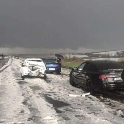 Дъжд и градушка се сипят по "Хемус": Катастрофи край Шумен, пострада 10-годишно дете СНИМКА