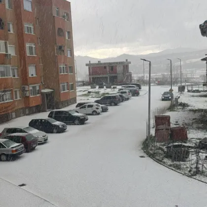 Градушка удари Крумовград и с. Обручище, улиците побеляха за минути СНИМКИ+ВИДЕО