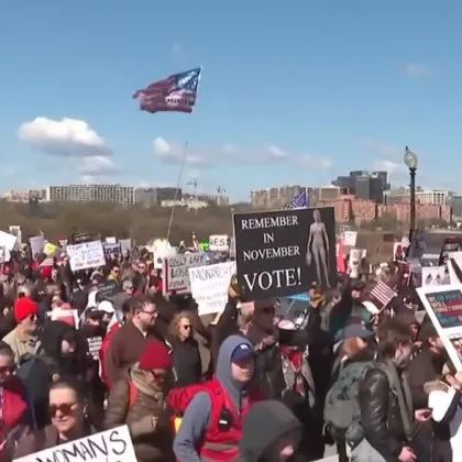 "Без крале": Поне 8 милиона се вдигнаха на протест срещу Тръмп