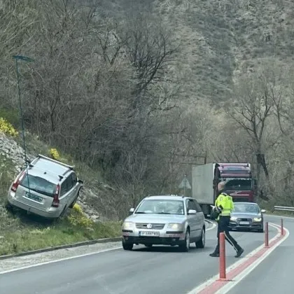 Драматична катастрофа в Кресненското дефиле: кола излетя от пътя и се заби в ската