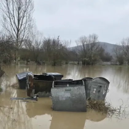 20 семейства без достъп до домовете си след преливането на река Черни Лом