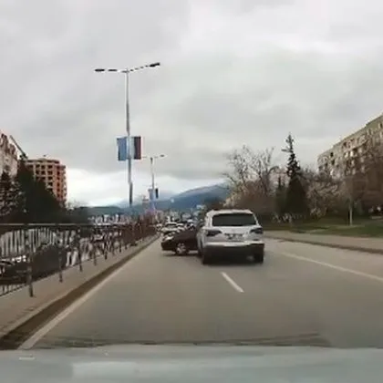 Голф и Ауди си &bdquo;премериха" акъла &ndash; не стигна и за двамата ВИДЕО