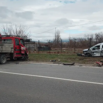 Кола и камион се блъснаха в Дупница СНИМКА