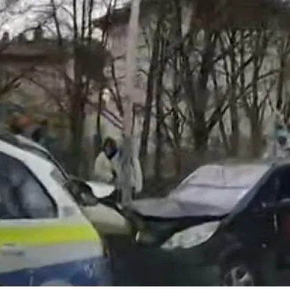 Меле в Плевен! Сблъскаха се две коли, пристигнаха полицаи СНИМКИ