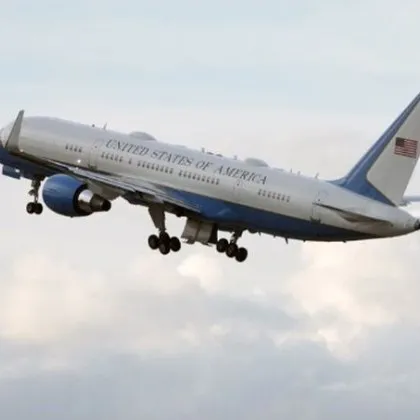 Неизвестен дрон прелетя близо до самолета на Тръмп