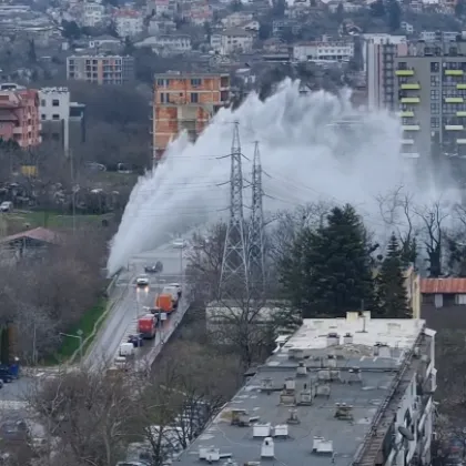 Огромен &bdquo;гейзер" изригна във Варна СНИМКИ+ВИДЕО