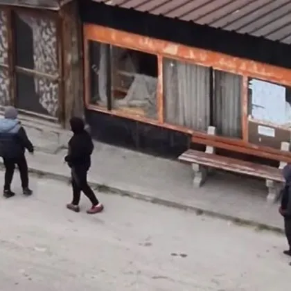 Посред бял ден! Деца трошиха сграда в Асеновград с юмруци и ритници СНИМКИ