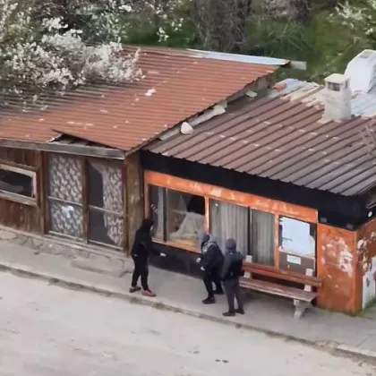 Посред бял ден! Деца трошиха сграда в Асеновград с юмруци и ритници СНИМКИ