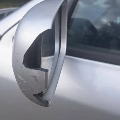 "Важна дама" отнесе огледало, дори не спря СНИМКИ