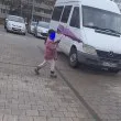 Малко момиченце обикаля само из паркинг, "проверява" заключени ли са колите СНИМКА