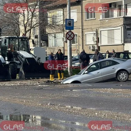 Ауди пропадна в огромен кратер в Пловдив, улица се превърна в река СНИМКИ