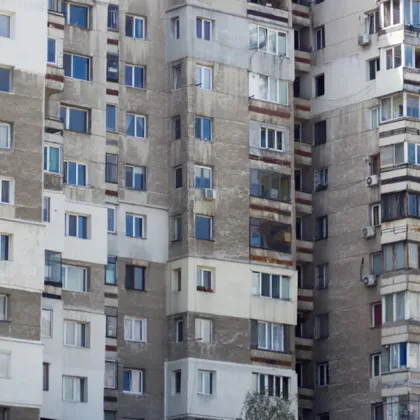 Майка твърди, че тя и детето ѝ са били залети с течност от блок в София