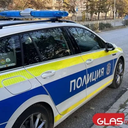 Пиян шофьор спретна гонка с полица, вряза се в стълб