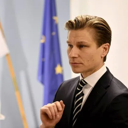 Искат оставката на министъра на отбраната на Финландия заради украинските дронове