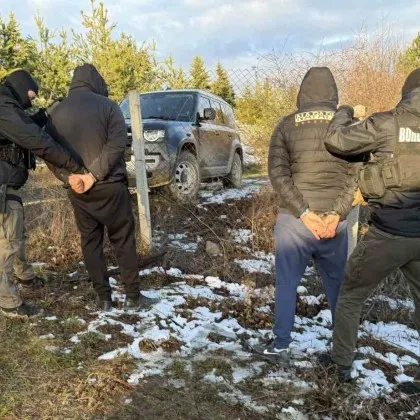 Разбиха наркооранжерия, спипаха трима СНИМКИ