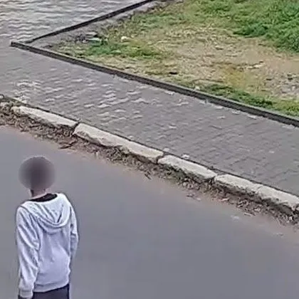 Гражданин твърди че възрастен мъж е бил повален с удар