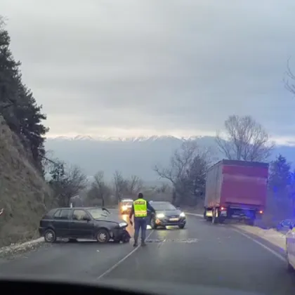 Катастрофа ограничава движението по пътя Пловдив - Баня